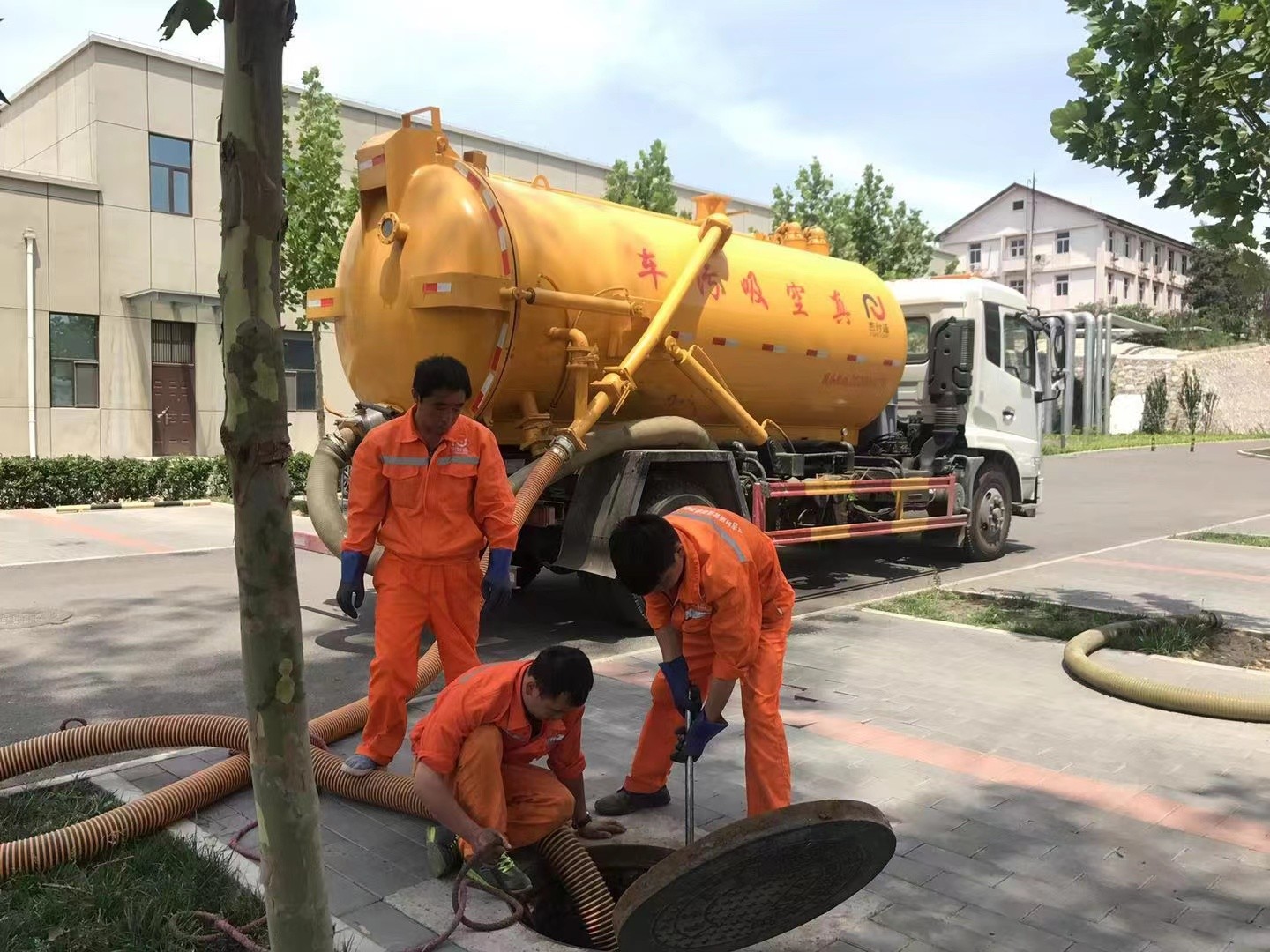 纳雍管道疏通车停在窨井附近