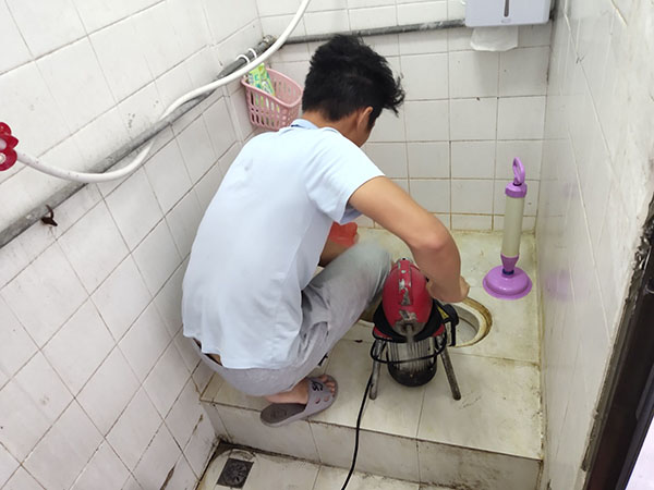 纳雍管道堵塞冒臭气 专业师傅现场解决问题